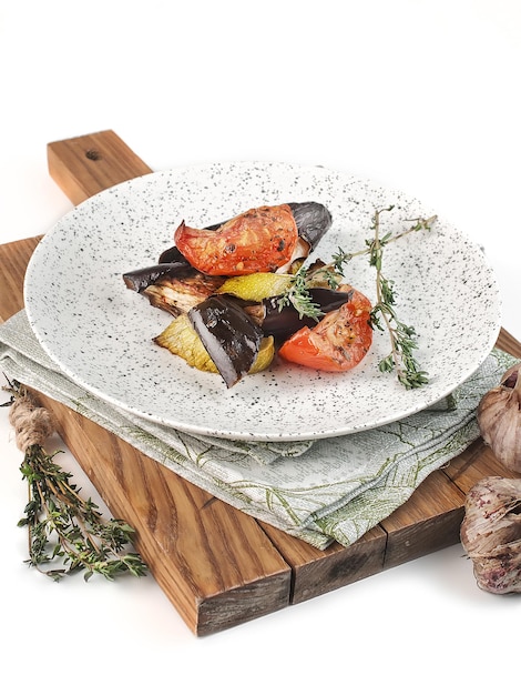 Plato preparado en mesa rustica